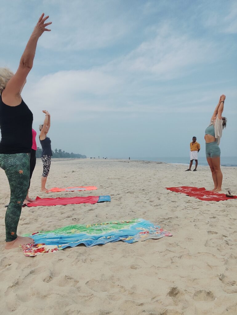 yoga plage - inde emoya