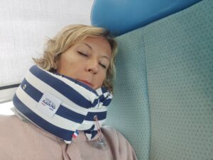 Le petit dormeur Coussin lors d'un voyage en train