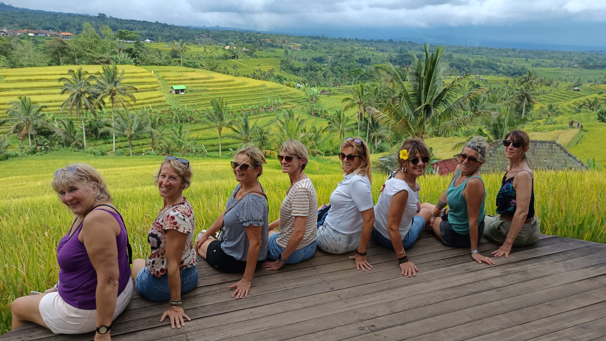Femmes serienes et souriantes au milieu des rizières à Bali